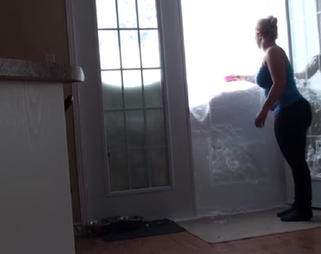 Así un gato quiere entrar a su hogar tapado por la nieve