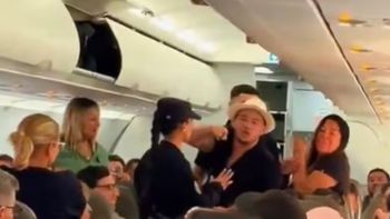 escandalo en aeroparque: bajaron a tres pasajeros de un avion porque estaban borrachos escandalo en aeroparque: bajaron a tres pasajeros de un avion porque estaban borrachos