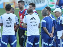 se viene holanda en semis: ¿sabella vuelve a la linea de cinco defensores? se viene holanda en semis: ¿sabella vuelve a la linea de cinco defensores?