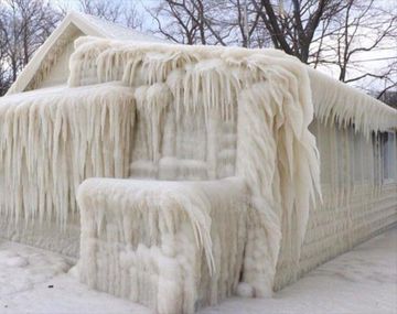 Una casa que quedó totalmente cubierta por el hielo