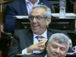 Un diputado votó tras su noche de bodas y le pusieron la Marcha Nupcial