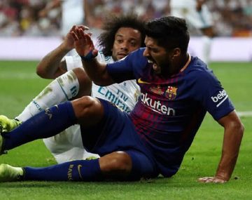 Luis Suárez con Marcelo tras chocar con Keylor Navas