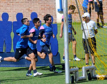Riquelme entrenó al margen y volvería al banco de suplentes