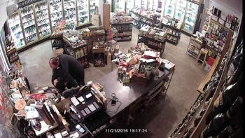 Ladrón armado en Venice (Los Ángeles) reducido por el dueño del comercio Ladrón armado en Venice (Los Ángeles) reducido por el dueño del comercio