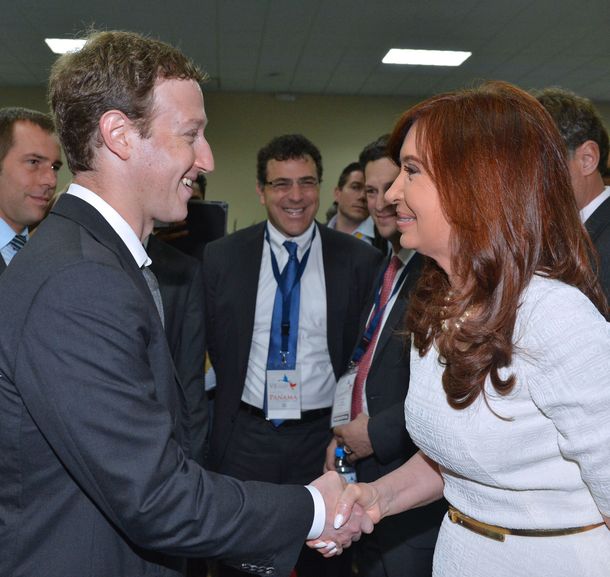 La Presidenta se reunió con el fundador de Facebook en la Cumbre de las Américas