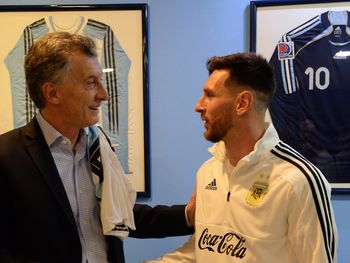 El saludo entre Macri y Messi