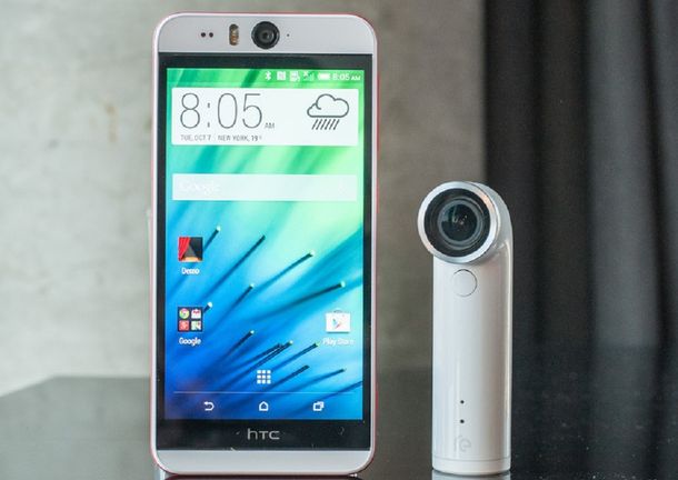 HTC presenta su nuevo smartphone y una pequeña cámara portátil
