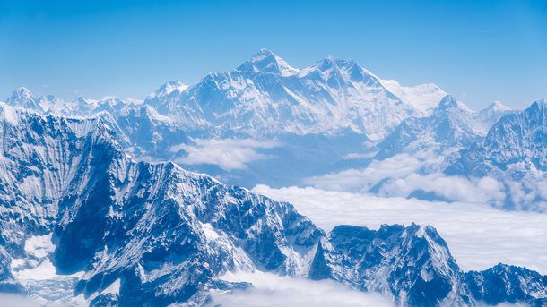 El monte Everest sigue creciendo y es casi un metro más alto de lo que se creía