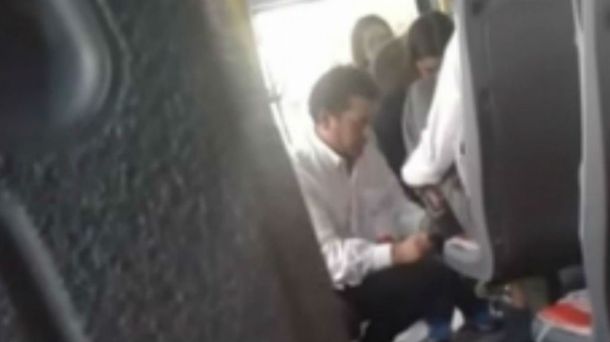 El chofer solidario ayudando al indigente