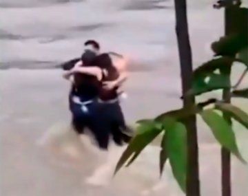 El abrazo de tres amigos antes de morir por una inundación