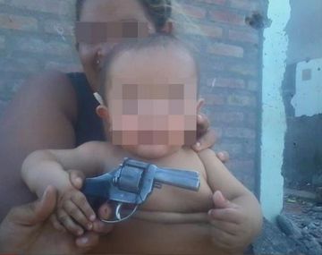 Otra de nenes con droga: publicó una foto de su beba con marihuana