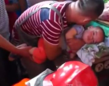 VIDEO: Un bebé quedó atrapado en una picadora