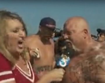 Hacía un reportaje y le vomitaron encima