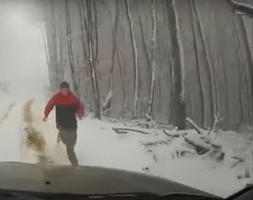 Un auto desbarranca porque no tenía puesto el freno de mano