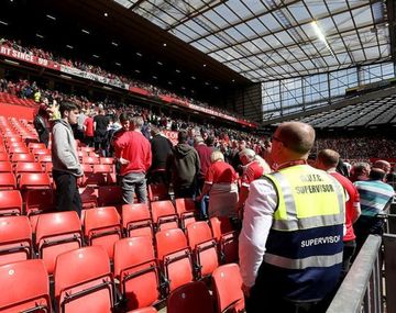 Suspendieron partido de Manchester United por un paquete raro