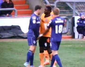 La increíble expulsión de un jugador por toquetón