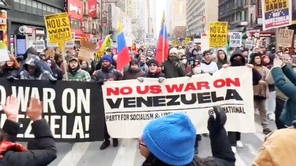 Masivas protestas en Estados Unidos contra la invasión a Venezuela. Masivas protestas en Estados Unidos contra la invasión a Venezuela.