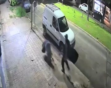 Motochorros arrastraron a una joven y la golpearon para robarle en La Plata