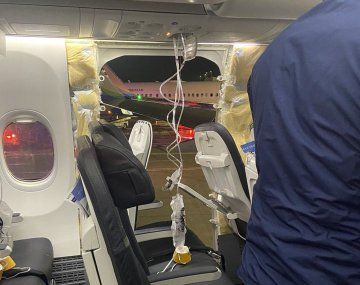 Encuentran en un patio la puerta que se desprendió del avión de Alaska Airlines