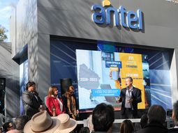 Antel invirtió 270 millones de dólares en mejorar las telecomunicaciones en el interior de Uruguay. Antel invirtió 270 millones de dólares en mejorar las telecomunicaciones en el interior de Uruguay.