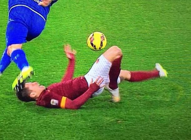 Impactante lesión de Juan Manuel Iturbe en el empate de la Roma