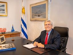 El ministro Tabaré Viera confirmó su precandidatura a la presidencia uruguaya por el Partido Colorado. El ministro Tabaré Viera confirmó su precandidatura a la presidencia uruguaya por el Partido Colorado.