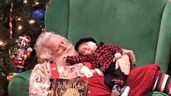 la foto mas tierna antes de navidad: el bebe que usa de almohada a papa noel la foto mas tierna antes de navidad: el bebe que usa de almohada a papa noel