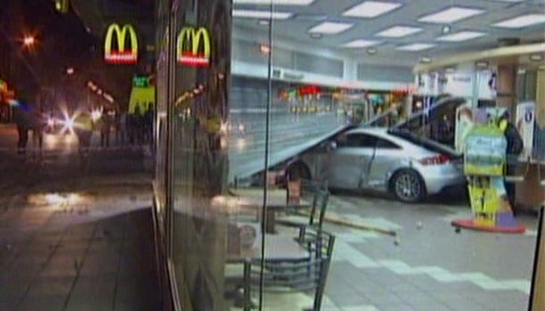 El futbolista Jonathan Ferrari se chocó un McDonalds