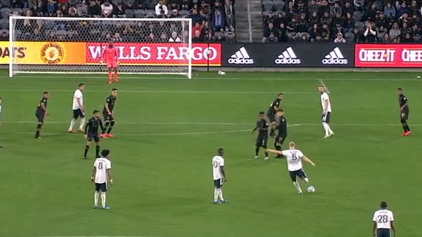 Jakob Glesnes convirti&oacute; un gol desde 36 metros del arco