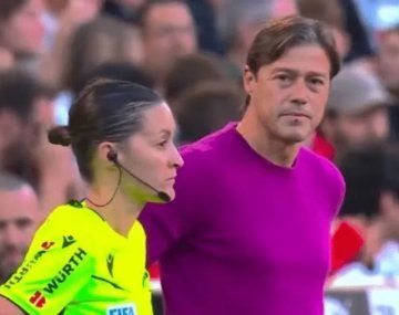 Cruce y polémica: la tensa discusión de Almeyda con la terna arbitral