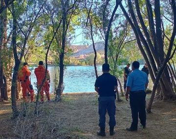 Hallan el cuerpo de un joven que estaba desaparecido flotando en el río Negro