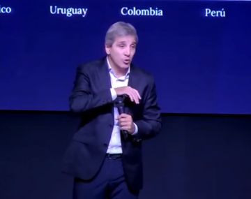 El exabrupto de Caputo en la Bolsa de Rosario: Me dan ganas de cagarlos a patadas...