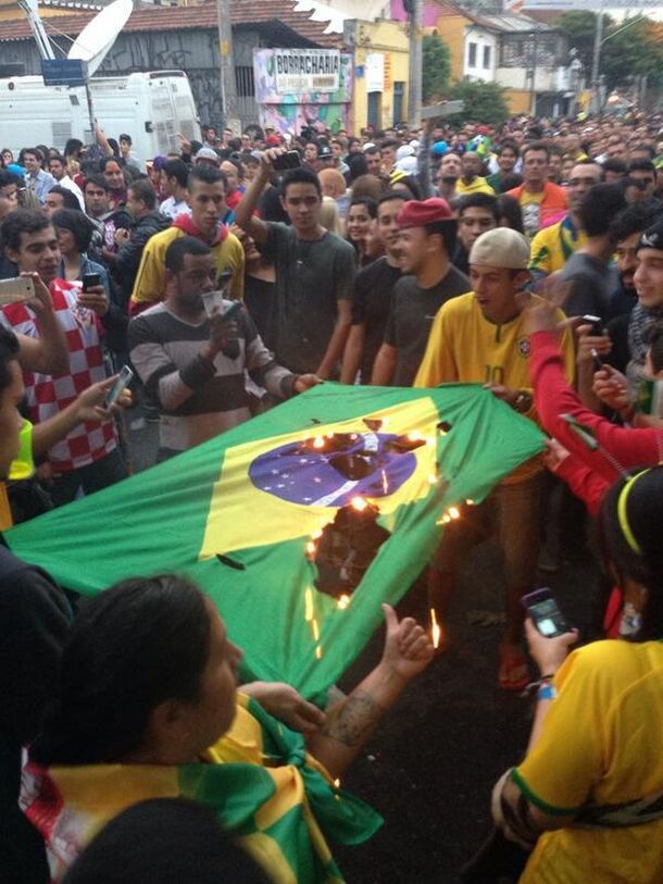 Brasileros queman la bandera y se van del estadio