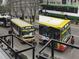 video: tension en la plata por un hombre que se planto frente a un colectivo que le rozo el auto video: tension en la plata por un hombre que se planto frente a un colectivo que le rozo el auto