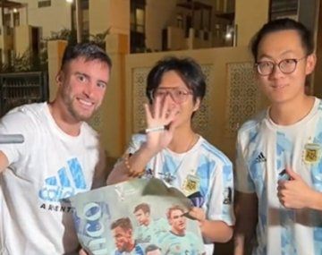 La emoción de dos jóvenes chinos al conocer a Tagliafico