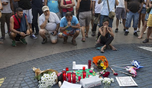 Una multitud recordó a las víctimas del atentado de Barcelona