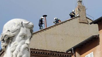 vaticano: colocan la chimenea de la que saldra la fumata vaticano: colocan la chimenea de la que saldra la fumata