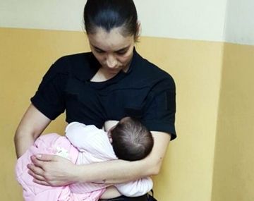 La mujer amamantó durante dos horas a la bebé