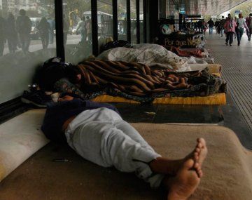 Llegaron al país 200 mil dosis de CanSino: son para personas en situación de calle