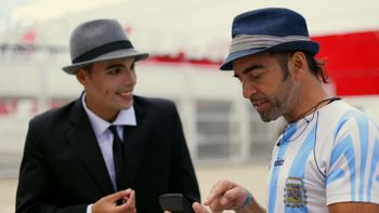 El Argentino QL, tal como se lo conoce con un imitador de Gardel El Argentino QL, tal como se lo conoce con un imitador de Gardel