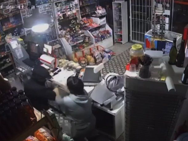 Violento asalto en Pergamino: delincuentes destruyeron la vidriera de un negocio y se llevaron todo lo que pudieron Violento asalto en Pergamino: delincuentes destruyeron la vidriera de un negocio y se llevaron todo lo que pudieron