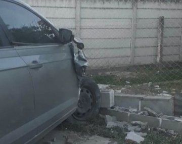 Insólito: un conductor chocó contra una casa