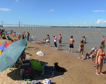 Playa a la vera del Puente Colgante de Santa Fe