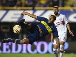 Wanchope Ábila le pega ante la mirada de Gino Peruzzi