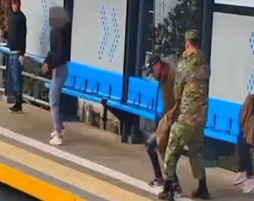 Un militar salvó a una mujer que era golpeada por su expareja en una estación de tren