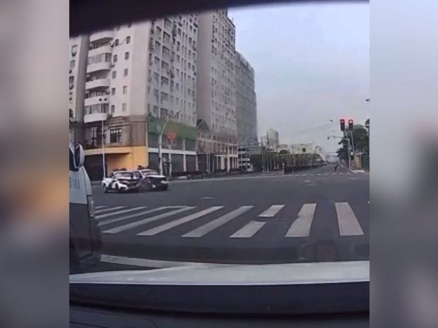 Impresionante video de un choque de patrulleros en China: un muerto y varios heridos