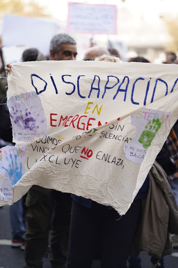 Masiva marcha en el Congreso contra el ajuste: por los jubilados, el Garrahan y la emergencia en discapacidad
