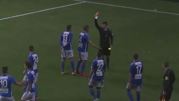 video: un defensor convirtio tres goles, se hizo el gracioso y lo echaron video: un defensor convirtio tres goles, se hizo el gracioso y lo echaron