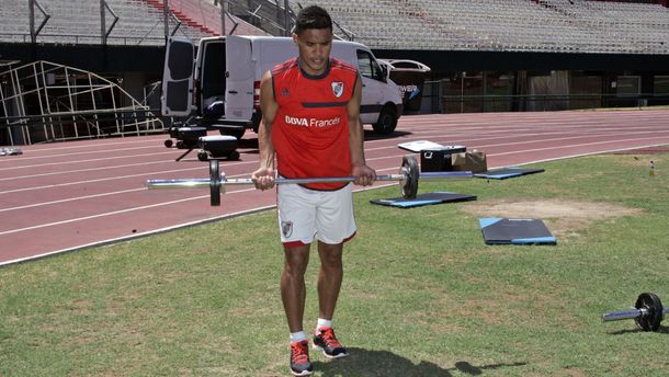Llegó Teo Gutiérrez y volvió a entrenarse con el plantel de River
