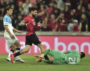 Racing cayó en su visita a Paranaense por 1-0 pero la serie está abierta